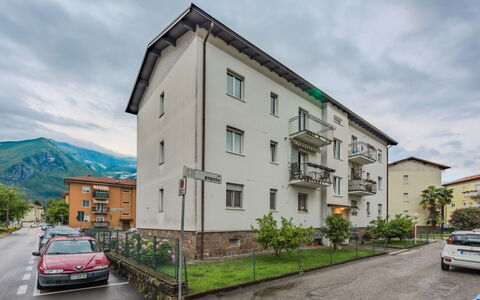 Livia: Bygning, Vindue, Boligområde, Arkitektur, Kvarter, Facade, Stad, Hus, Hjem, Lejlighed