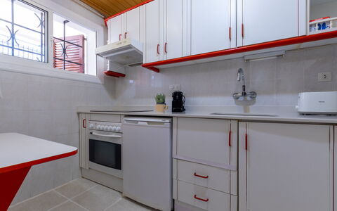 Delfines: Køkken, Større Bandage, Countertop, Køkken Apparat, Køkkenvask, Gulvbelægning, Cabinetry, Indretning, Håndvask, Etage