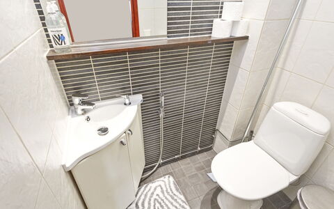 Levin Otava 2: Sanitærarmatur, Gulvbelægning, Badeværelse, Etage, Toilet, Indretning, Toiletbræt, Vvs, Håndvask, Flise