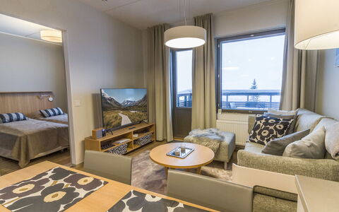 Ylläs Chalets 4203: Møbel, Stol, Udendørs Møbler, Bord, Træ, Udendørs Bord, Køkken & Spisebord, Skygge, Have, Paraply