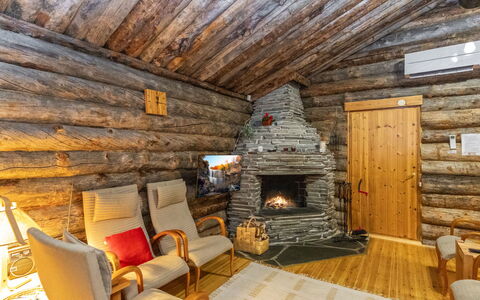 Äkästupa: Træ, Loft, Sommerhus, Bjælkehytte, Hårdttræ, Værelse, Bejdse, Naturmateriale, Bjælke, Attic