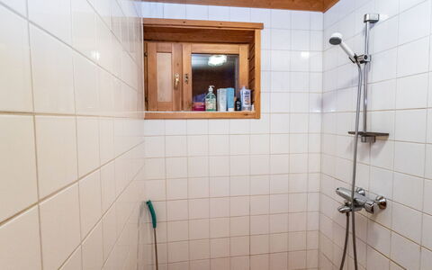 Äkästupa: Væg, Badeværelse, Sanitærarmatur, Gulvbelægning, Etage, Indretning, Vvs, Brusehoved, Bruser, Værelse