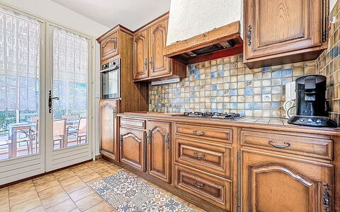 Le Racine: Køkken, Countertop, Træ, Cabinetry, Gulvbelægning, Indretning, Etage, Hjem, Skab, Værelse
