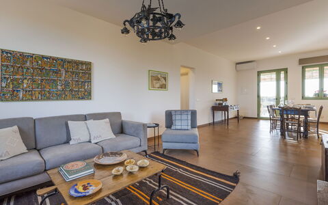 Mami: Møbel, Gulvbelægning, Indretning, Etage, Træ, Couch, Loft, Værelse, Bord, Stue