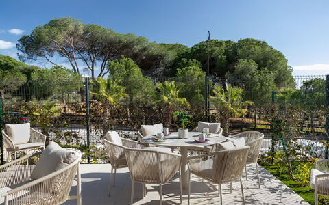Cala Serena Village: Møbel, Udendørs Møbler, Stol, Udendørs Bord, Have, Skygge, Landscaping, Gårdhave, Gård, Backyard
