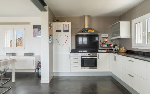 Sa Blanca: Køkken, Countertop, Køkken Apparat, Indretning, Gulvbelægning, Cabinetry, Møbel, Større Bandage, Loft, Etage