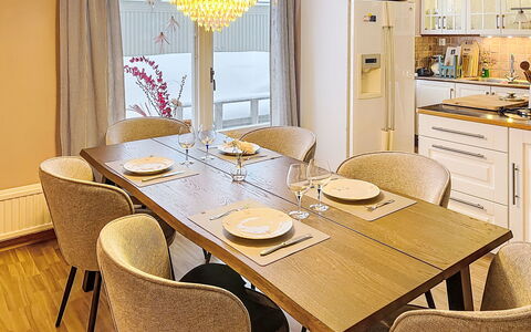 Villa Daniel: Møbel, Indretning, Gulvbelægning, Stol, Spisestue, Bord, Etage, Træ, Køkken & Spisebord, Lysarmatur