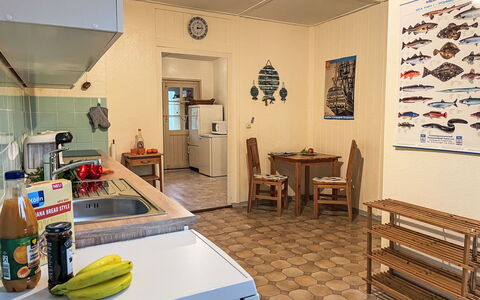 Uns Hüsung: Møbel, Træ, Gulvbelægning, Indretning, Etage, Cabinetry, Countertop, Værelse, Loft, Køkken