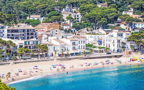 Urban Plaza Palafrugell: Krop Af Vand, Kyst, Coastal Og Oceaniske Landskabsformer, Strand, Hav, Kyst, Sommer, Bank, Turistattraktion, Ocean