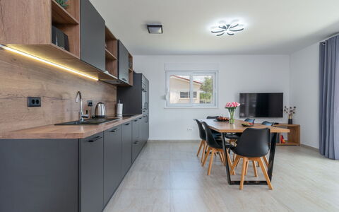 Ria with Heated Pool: Indretning, Køkken, Countertop, Møbel, Gulvbelægning, Træ, Loft, Etage, Cabinetry, Lysarmatur
