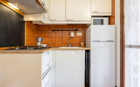 Casetta nel Blu: Køkken, Køkken Apparat, Countertop, Større Bandage, Cabinetry, Indretning, Træ, Gulvbelægning, Køkkenvask, Møbel