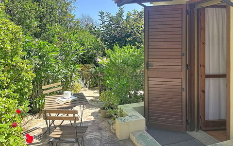Casetta nel Blu: Busk, Dør, Skygge, Have, Backyard, Blomsterkrukke, Bejdse, Gård, Landscaping, Stueplante