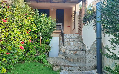Casetta nel Blu: Busk, Have, Gård, Backyard, Landscaping, Trappe, Walkway, Rose Family, Gårdsplads