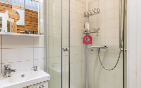 Metsis: Badeværelse, Sanitærarmatur, Indretning, Gulvbelægning, Badeværelsesvask, Etage, Toilet, Håndvask, Spejl, Tap