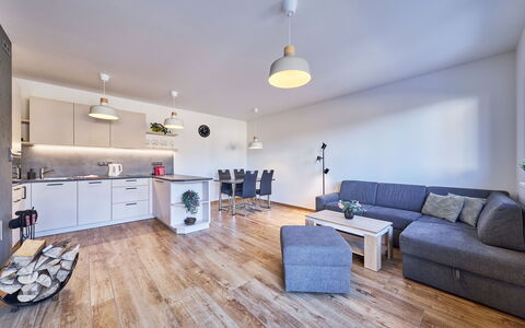 Sunny Terrace Oasis: Gulvbelægning, Indretning, Møbel, Træ, Etage, Loft, Værelse, Couch, Belysning, Stue