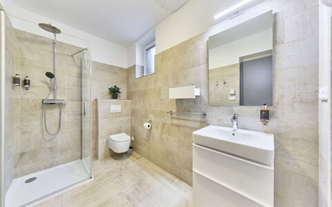 Sunny Terrace Oasis: Gulvbelægning, Etage, Indretning, Badeværelse, Sanitærarmatur, Loft, Toilet, Vvs, Værelse