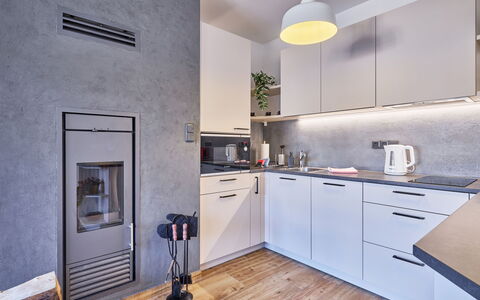 Sunny Terrace Oasis: Gulvbelægning, Indretning, Møbel, Køkken Apparat, Køkken, Countertop, Husholdningsapparat, Etage, Større Bandage, Loft