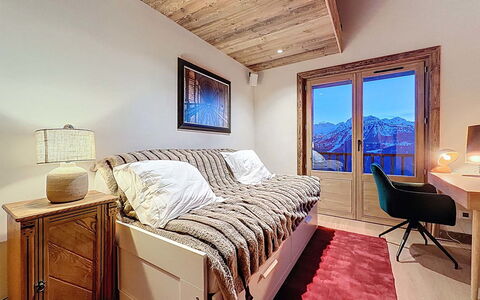 Chalet Shangri-La: Møbel, Indretning, Seng, Soveværelse, Træ, Loft, Etage, Værelse, Sengetøj, Gulvbelægning