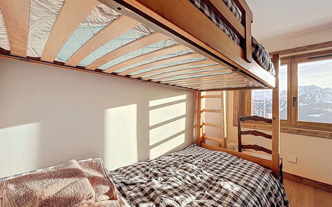 Chalet Shangri-La: Træ, Soveværelse, Møbel, Seng, Sengetøj, Bejdse, Sengetøj, Sengetøj, Bed Frame, Hårdttræ