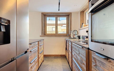 Chalet Shangri-La: Køkken, Countertop, Cabinetry, Træ, Gulvbelægning, Køkken Apparat, Møbel, Større Bandage, Husholdningsapparat, Indretning