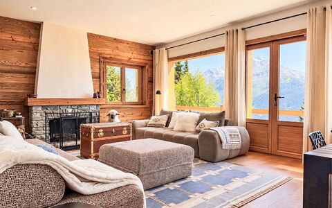 Chalet Shangri-La: Møbel, Indretning, Træ, Gulvbelægning, Couch, Stue, Etage, Værelse, Loft, Hjem