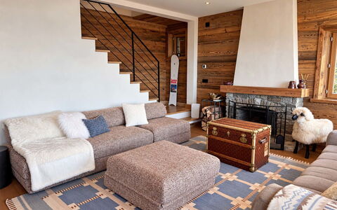 Chalet Shangri-La: Møbel, Gulvbelægning, Indretning, Couch, Træ, Etage, Stue, Værelse, Hjem, Lejlighed