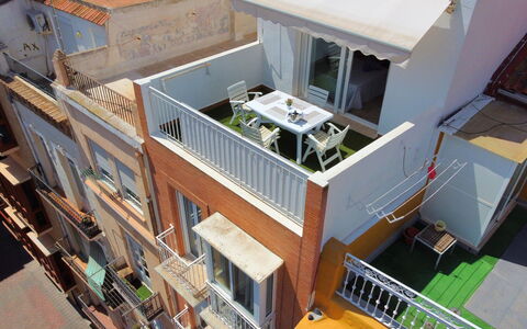 Ático B - Cartagena Centro Histórico: Boligområde, Hjem, Lejlighed, Altan, Urban Design, Stueplante, Blomsterkrukke, Dagslys