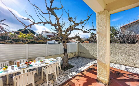 Maison Millet: Skygge, Have, Landscaping, Walkway, Gård, Indkørsel, Flise, Gårdsplads, Stueplante, Backyard