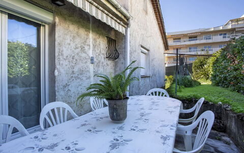 Maison Valensole: Udendørs Møbler, Skygge, Blomsterkrukke, Have, Stol, Altan, Stueplante, Beton, Gård, Udendørs Bord