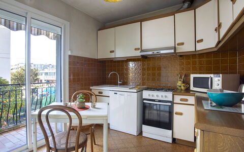 Maison Valensole: Køkken, Køkken Apparat, Countertop, Større Bandage, Træ, Indretning, Gulvbelægning, Møbel, Etage, Cabinetry