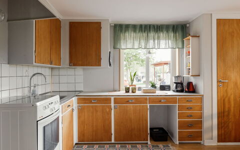 Hönetorpet: Køkken, Køkken Apparat, Countertop, Cabinetry, Større Bandage, Gulvbelægning, Træ, Køkkenvask, Indretning, Etage