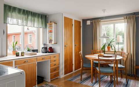 Hönetorpet: Møbel, Indretning, Gulvbelægning, Træ, Cabinetry, Etage, Køkken, Loft, Countertop, Værelse