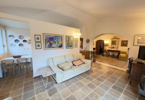 Villa Montepulciano Vineyard and Pool Retreat: Møbel, Gulvbelægning, Indretning, Etage, Couch, Loft, Træ, Stue, Værelse, Belysning