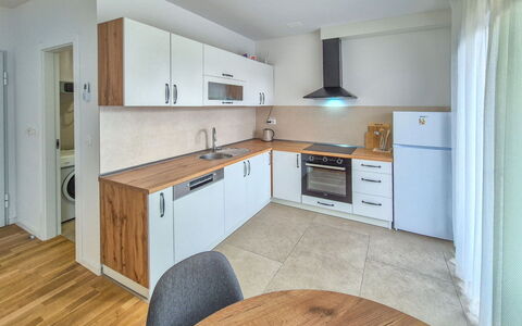 Marija: Gulvbelægning, Countertop, Cabinetry, Etage, Køkken, Indretning, Træ, Møbel, Større Bandage, Loft