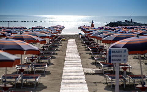 Residence Villarosa Pool and Beach: Strand, Hav, Skygge, Kyst, Paraply, Ocean, Udendørs Møbler, Kyst, Sand, Liggestol