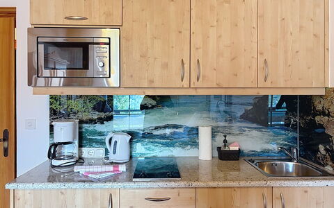 Sankt Michael im Lungau 100: Køkken, Countertop, Cabinetry, Gulvbelægning, Indretning, Køkken Apparat, Køkkenvask, Skuffe, Sanitærarmatur, Bejdse