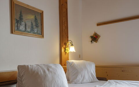 Sankt Michael im Lungau 100: Træ, Loft, Værelse, Hårdttræ, Bejdse, Bed Frame, Lampe, Klarlak, Lysarmatur, Seng