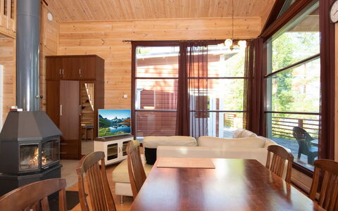 Tiirinniemi 27 a: Møbel, Træ, Indretning, Loft, Gulvbelægning, Etage, Couch, Stue, Stol, Hårdttræ