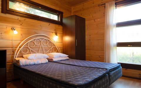 Tiirinniemi 27 a: Træ, Indretning, Gulvbelægning, Etage, Møbel, Loft, Soveværelse, Værelse, Seng, Bed Frame