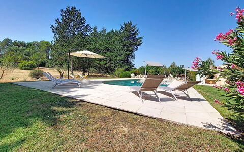 La Maisonnette: Have, Svømmepøl, Skygge, Lawn, Landscaping, Backyard, Gård, Udvej, Flise
