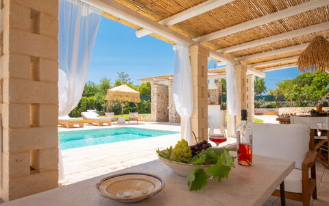 Trulli Valle D'Itria - Martina Franca: Udendørs Møbler, Svømmepøl, Udvej, Stol, Skygge, Estate, Gårdhave, Design, Paraply, Villa