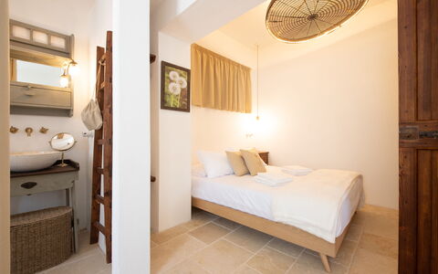 Trulli Valle D'Itria - Martina Franca: Væg, Indretning, Etage, Gulvbelægning, Soveværelse, Træ, Seng, Loft, Møbel, Værelse