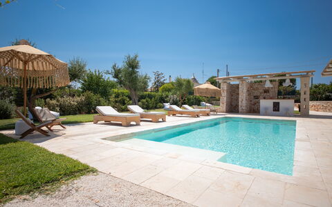 Trulli Valle D'Itria - Martina Franca: Svømmepøl, Udvej, Udendørs Møbler, Skygge, Flise, Estate, Landscaping, Paraply, Eco Hotel, Have