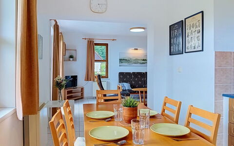 Green Valley Park Stárkov 21: Møbel, Gulvbelægning, Indretning, Etage, Væg, Træ, Bord, Loft, Spisestue, Stol