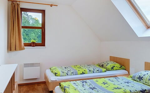 Green Valley Park Stárkov 21: Soveværelse, Seng, Gulvbelægning, Etage, Indretning, Sengetøj, Værelse, Sengetøj, Bed Frame, Hårdttræ