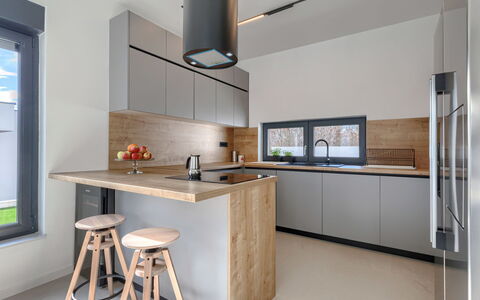 Jagoda: Køkken, Indretning, Møbel, Countertop, Gulvbelægning, Væg, Træ, Cabinetry, Lysarmatur, Loft