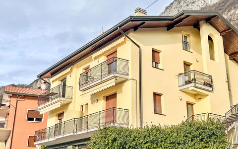 La Finestra su Bellagio: Bjergrige Landskabsformer, Naturlige Landskab, Bakke, Bjerg, Sky, Busk, Highland, Landskab, Hill Station, Have