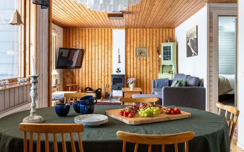 Solgläntan: Møbel, Indretning, Gulvbelægning, Træ, Loft, Lysarmatur, Stol, Bord, Etage, Spisestue