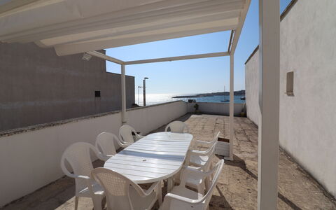 Giulia: Kompositmateriale, Skygge, Udendørs Møbler, Altan, Stol, Udendørs Struktur, Pergola, Dagslys, Dæk, Penthouselejlighed