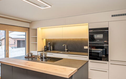 Chesa Giere: Køkken, Indretning, Gulvbelægning, Countertop, Træ, Loft, Køkken Apparat, Lysarmatur, Cabinetry, Belysning